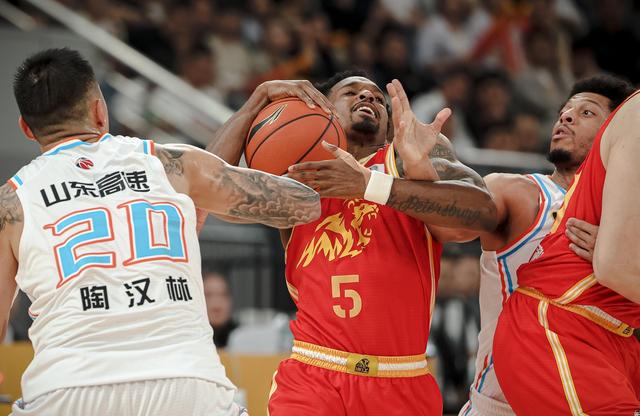 碾压对手,CBA球员展现出色篮球技艺的简单介绍 碾压对手,CBA球员展现出色篮球技艺的简单介绍