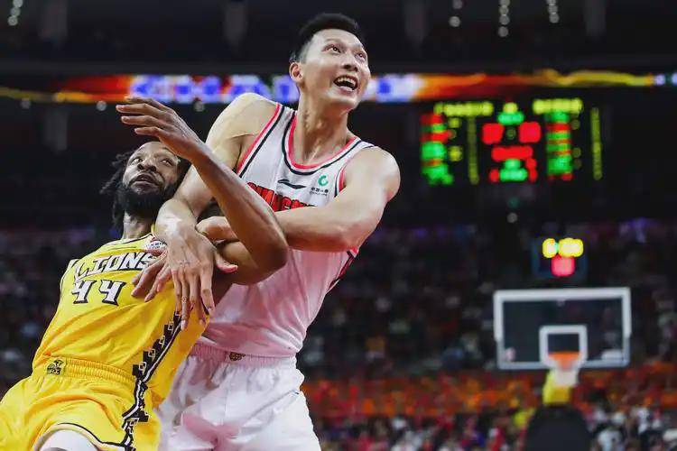 包含骑士碾压勇士，易建联高光表现的词条